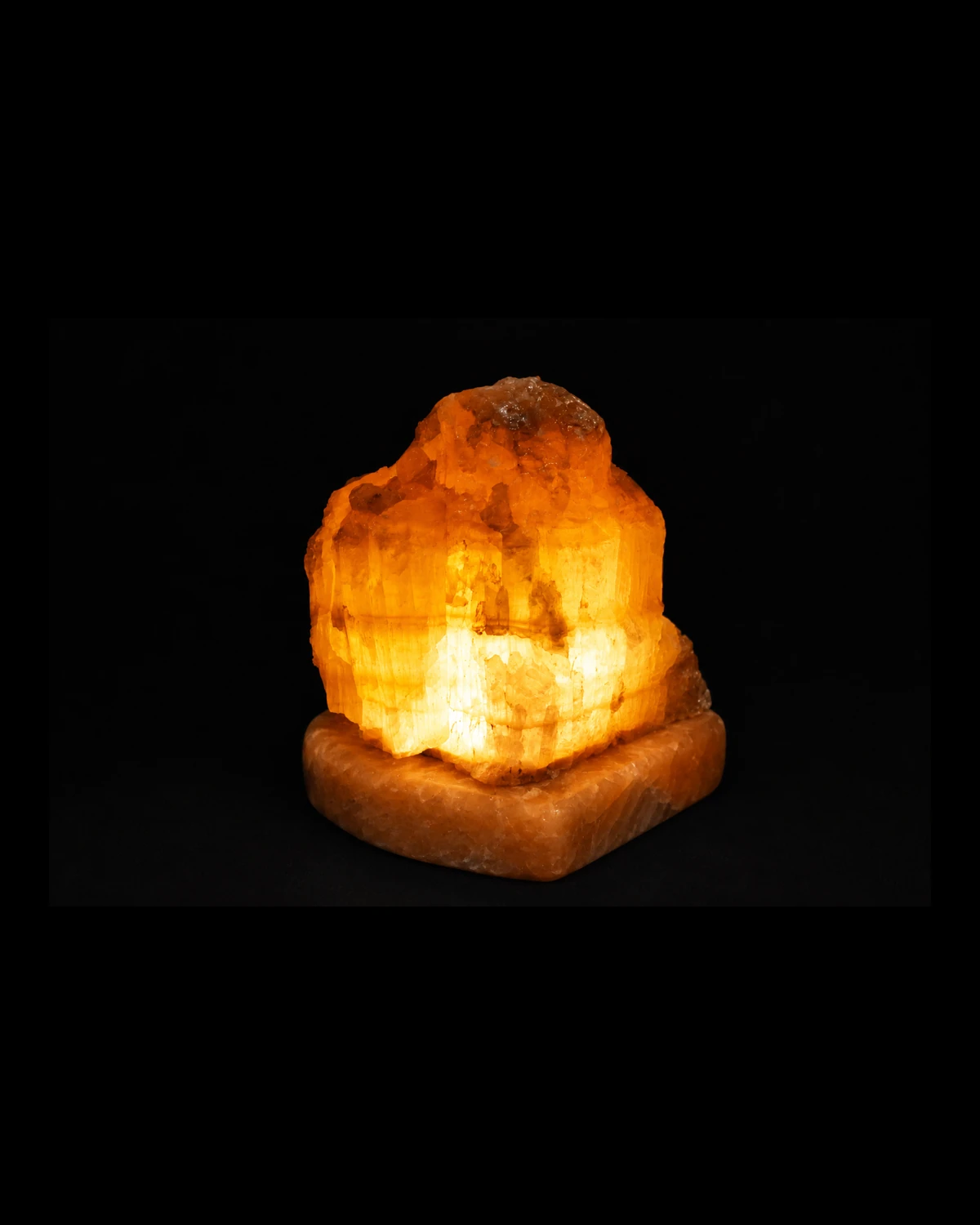 Χειροποίητο Φωτιστικό Ασβεστίτη (Honey Calcite) με Βάση Πορτοκαλί Ασβεστίτη από Φυσική πέτρα και Πορτοκαλί ασβεστίτης, αναμμένο